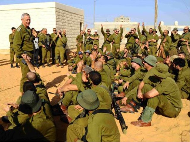 בני גנץ בימיו כרמטכ"ל מבקר חיילי מילואים. צילום: דו"צ