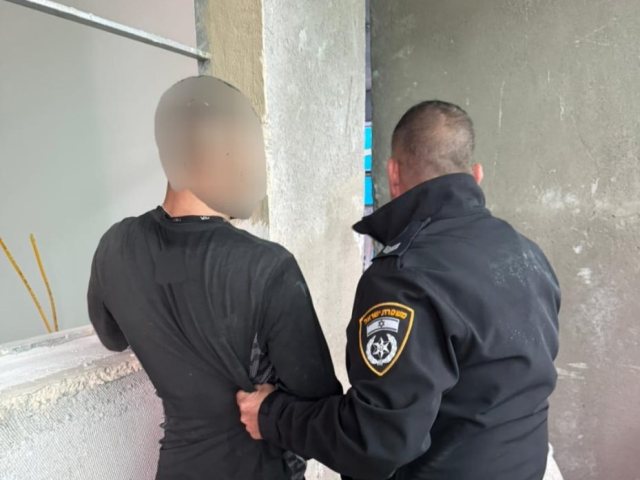 תשעה שוהים בלתי חוקיים, מסיע, מעסיק נתפסו ברחובות ומזכרת בתיה. צילום דוברות המשטרה ארכיון
