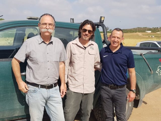 גיל אנוקוב ונאור ירושלמי בסיור עם פקח רטג באזור העבודות בגבעות טירת שלום צילום פייסבוק 