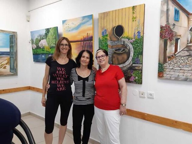 האוצרת עדה בני, המורה חגית מימרון והציירת דינה גורין