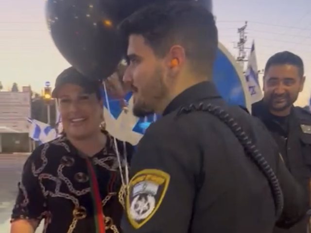 רגע מרגש במחאה בצומת יד מרדכי