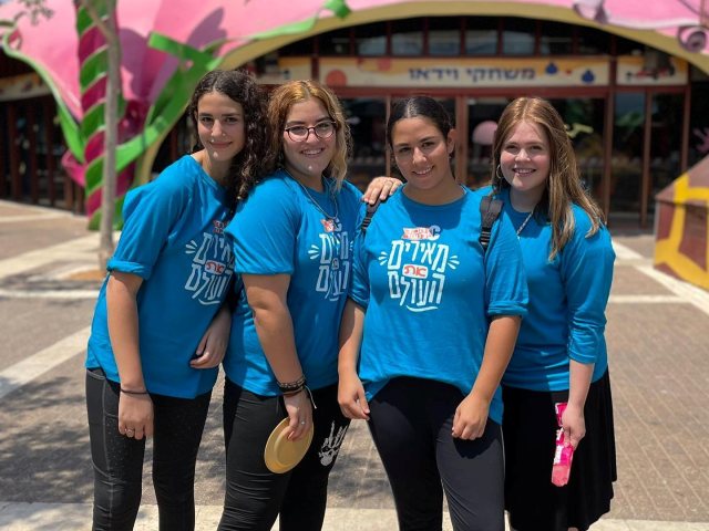 נערות בפעילות סיטין- ארגון הנוער של חב"ד