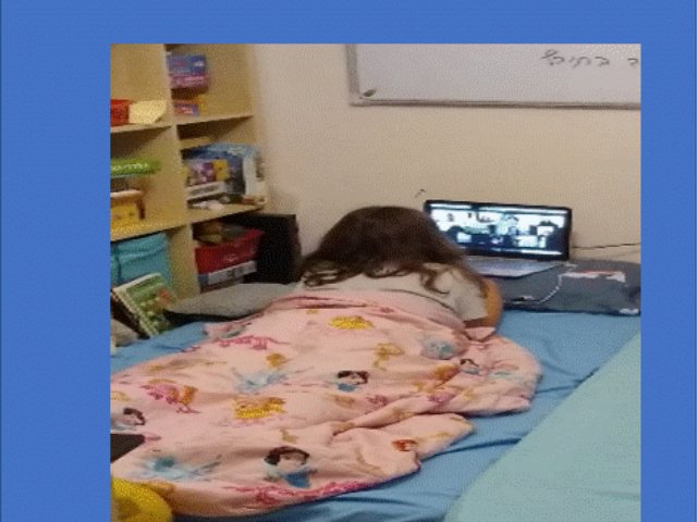 הילדים מרותקים לזום צילום דוברות משרד החינוך 