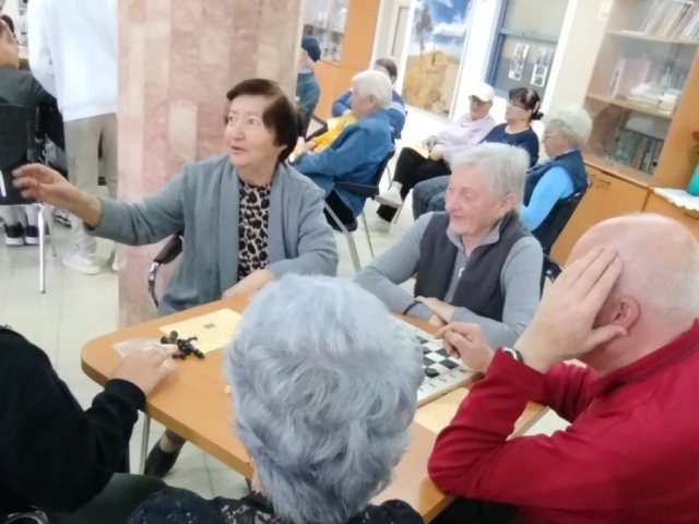 דיירי  בית גיל הזהב ברחוב ירושלים בנס ציונה מבלים עם  ילדי  שכבת ז בחטיבת הביניים גולדה מאיר 