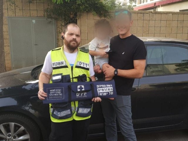 סוף טוב וחיוך מתנדב ידידים לאחר מבצע החילוץ בנס ציונה צילום ידידים