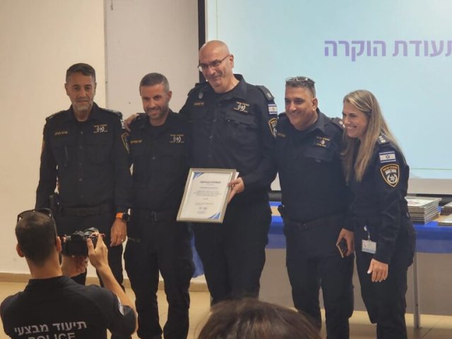 הצטיינות על תפקודו: רפ"ק צחי קמושביץ, דובר מרחב שפלה, קיבל תעודת הוקרה