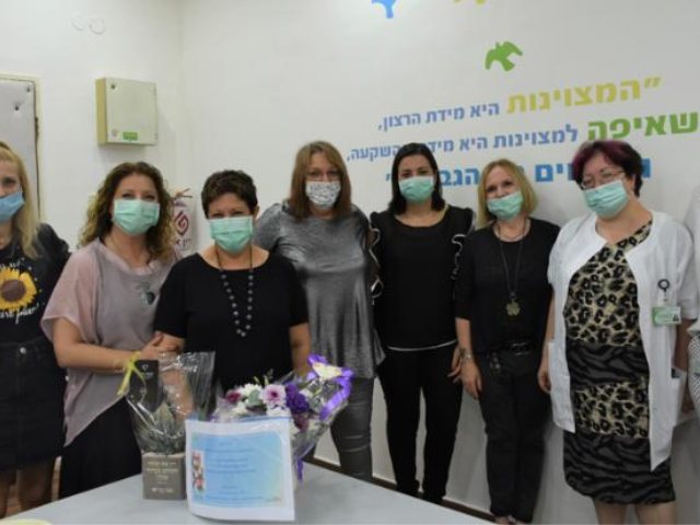 צילום עצמי עובדים מצטיינים בית חולים הרצפלד גדרה מתרגשים מתחת למסכות 