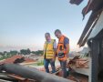 ראש העיר שמואל בוקסר ומהנדס העיר בועז גמליאל בודקים את יציבות המבנה שנפגע 
