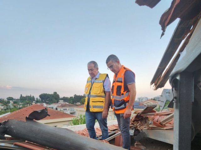 ראש העיר שמואל בוקסר ומהנדס העיר בועז גמליאל בודקים את יציבות המבנה שנפגע 