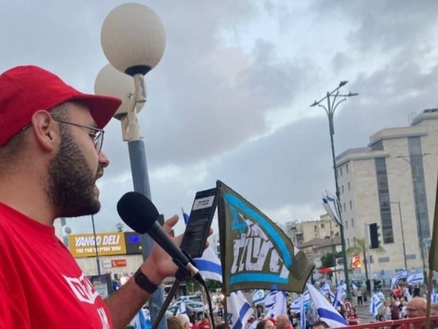טל פאנץ' נואם באחת ההפגנות. - פרטי