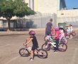 לקראת יום כיפור, המסורת נמשכת: כך  לומדים ילדי נס ציונה לרכב על אופניים ללא גלגלי עזר.