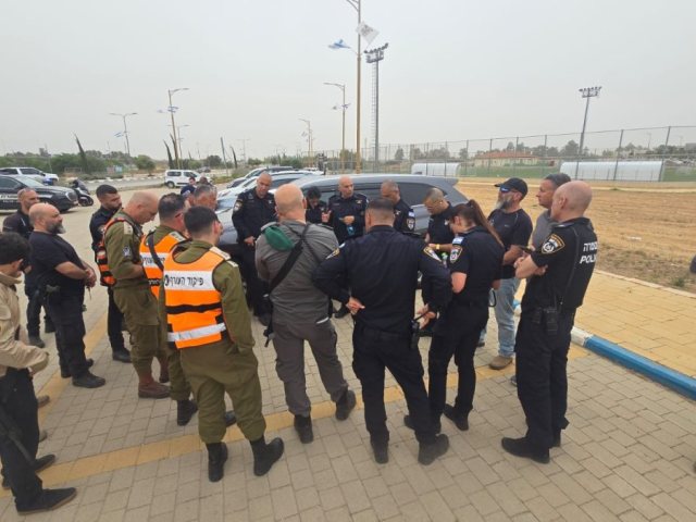 השריפה בשפלה שוטרי מחוז מרכז החלו בפינוי היישוב פדיה סמוך לרמלה ארכיון צילום דוברות המשטרה
