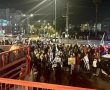 מאות הפגינו בנס ציונה הערב נגד "הרפורמה המשפטית", אך תחילה עמדו דקת דומיה לזכר נרצחי אמש.  ראו בוידאו