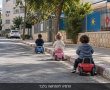 לא יאומן ! פעוטות יצאו מהגן ושוטטו לבדם ברחוב בפתח תקווה