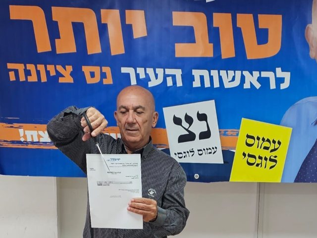 עמוס לוגסי גוזר את ת. החבר ב"יש עתיד"