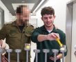 הפצוע הקשה מהמלחמה הדליק נר ראשון של חנוכה עם הרופא שהציל את חייו 