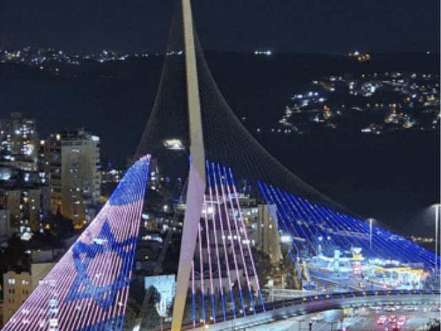 דגל ישראל מוקרן על גשר המיתרים בירושלים צילום ארנון בוסאני 