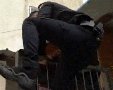 שוטר מטפס לבית במסגרת פשיטה של המשטרה צילום דוברות המשטרה 
