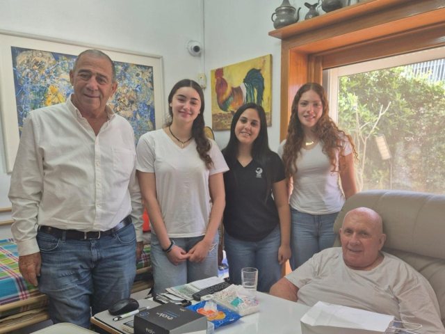  הדור הצעיר של נס ציונה לא שוכח את שורדי השואה בעיר צילום פייסבוק עיריית נס ציונה 