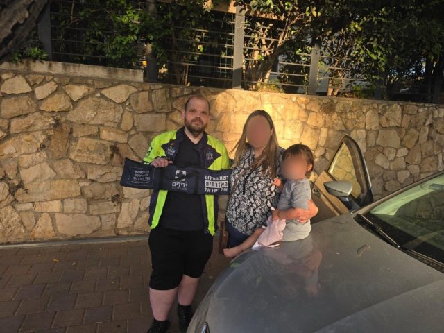 נס ציונה: פעוטה ננעלה בשגגה ברכב, מתנדבי ידידים חילצו אותה בשלום צילום ידידים