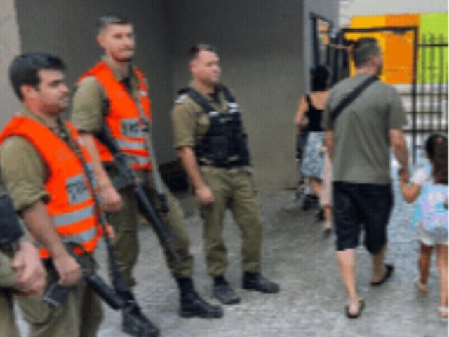  חיילי גדוד 997 של פיקוד העורף מאבטחים מוסדות חינוך 