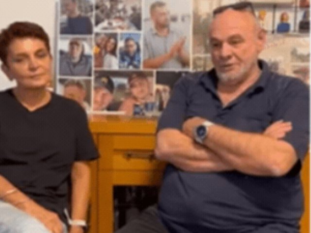 רינה ומיקי מיכאלי הוריו של עמרי מיכאלי ז"ל מנס ציונה במסר ללוחמים צילום מסך מתוך טלגרם 
