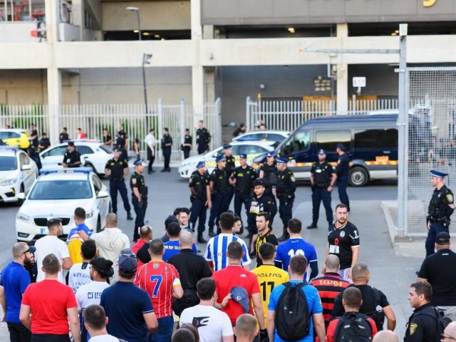 לידיעת אוהדי הפועל תל אביב: אוהד שייתפס רעול פנים בתחום האצטדיון יורחק ויירשם נגדו קנס על סך 500 ₪.