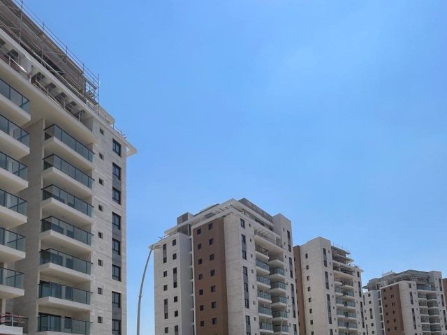 הבתים הכמעט גמורים.