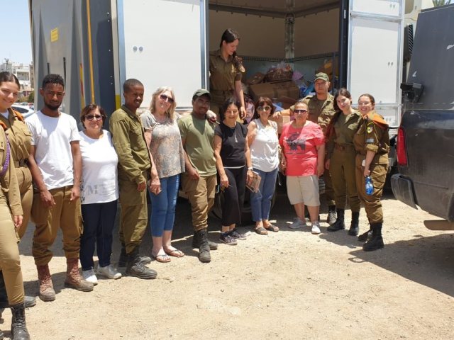 מתנדבות "יחד" אוספות שי עבור החיילים 