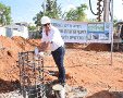 ראש העיר שמואל בוקסר מניח את אבן הפינה למבנה החדש