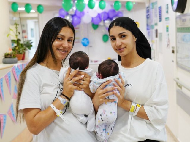 תהל יוסף ושירה כהן הן שתי אחיות מגדרה שילדו יחד בקפלן צילום דוברות 