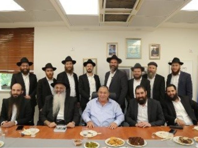 ראש העיר שמואל בוקסר עם שלוחי חבד צילום דודי בורכוב 