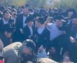 צומת שילת נחסם על ידי מאות מפגינים חרדיים, המשטרה מטפלת באירוע. ראו בוידאו